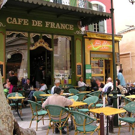 Studio De Charme Avec Sa Terrasse En Plein Coeur De Ville L'Isle-sur-la-Sorgue Luaran gambar