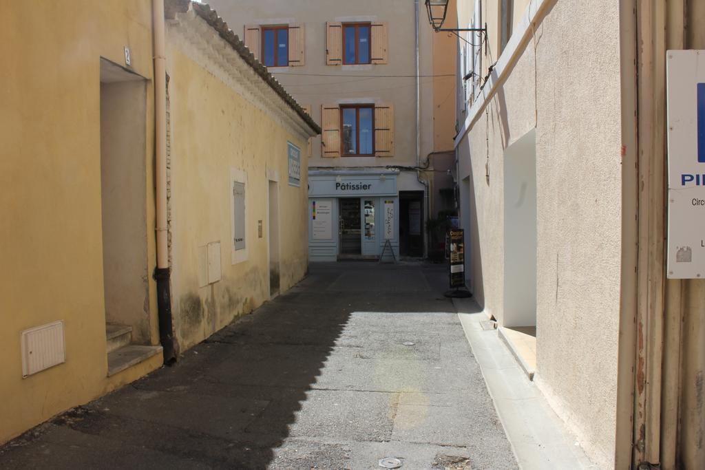 Studio De Charme Avec Sa Terrasse En Plein Coeur De Ville L'Isle-sur-la-Sorgue Luaran gambar