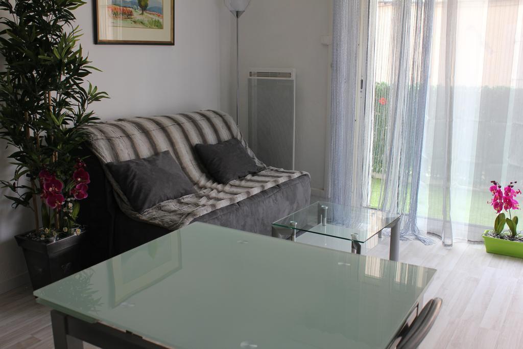 Studio De Charme Avec Sa Terrasse En Plein Coeur De Ville L'Isle-sur-la-Sorgue Luaran gambar