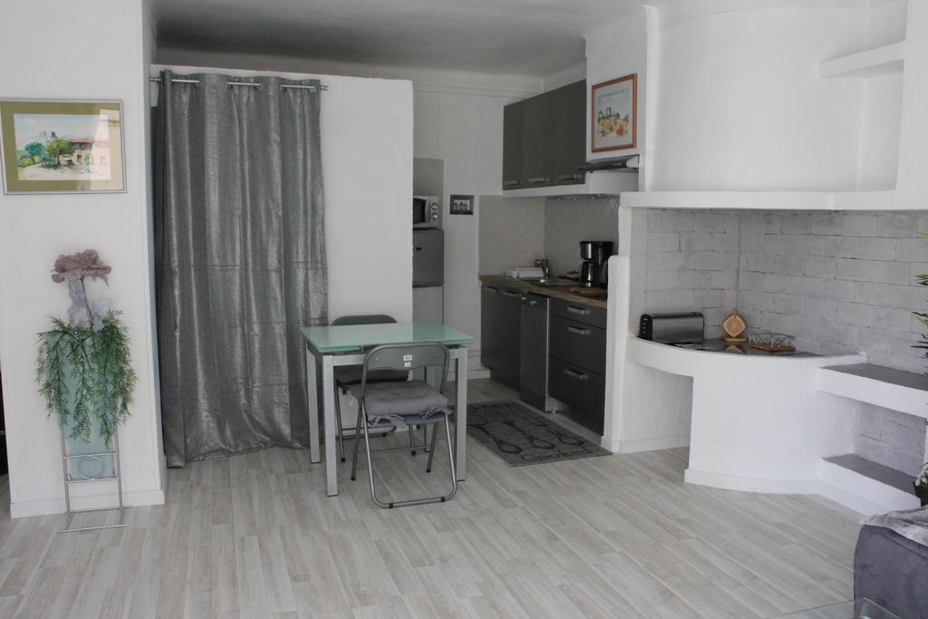 Studio De Charme Avec Sa Terrasse En Plein Coeur De Ville L'Isle-sur-la-Sorgue Luaran gambar
