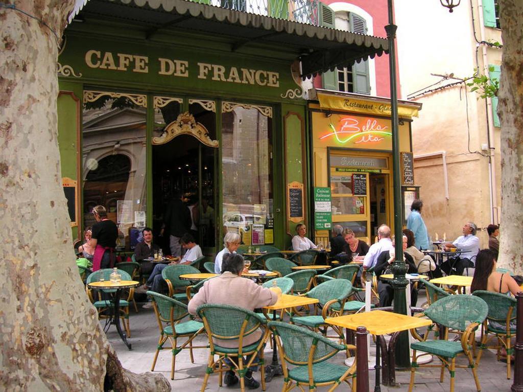 Studio De Charme Avec Sa Terrasse En Plein Coeur De Ville L'Isle-sur-la-Sorgue Luaran gambar